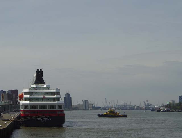 Cruiseschip ms Nordnorge van Hurtigruten aan de Cruise Terminal Rotterdam